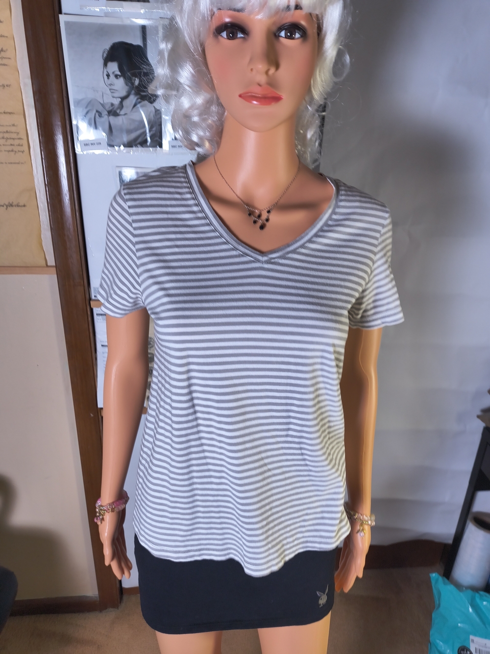Eddie Bauer Gray White Striped V-Neck T-Shirt Women’s Medium Casual Tee